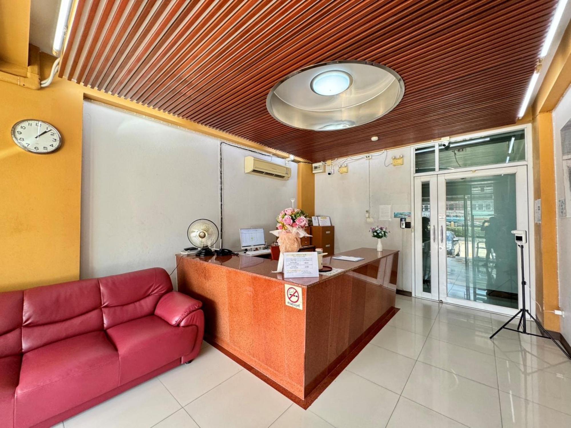 Nicha Residence Hotel Bangkok Exterior photo