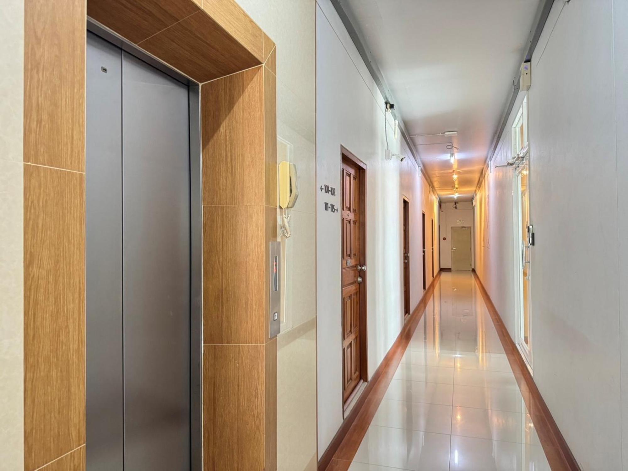 Nicha Residence Hotel Bangkok Exterior photo