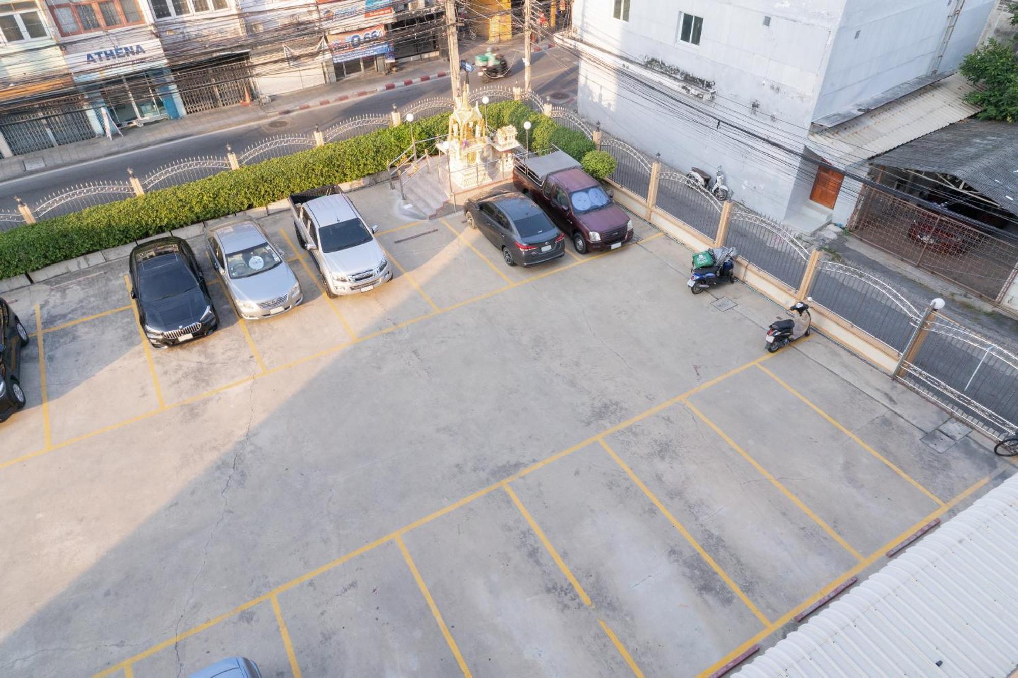 Nicha Residence Hotel Bangkok Exterior photo
