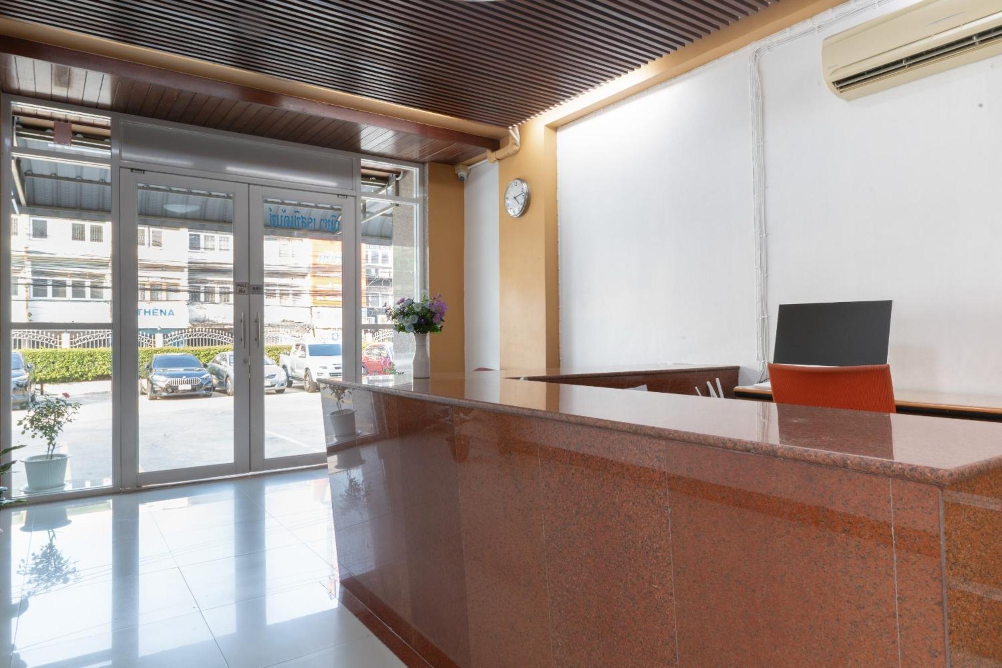 Nicha Residence Hotel Bangkok Exterior photo
