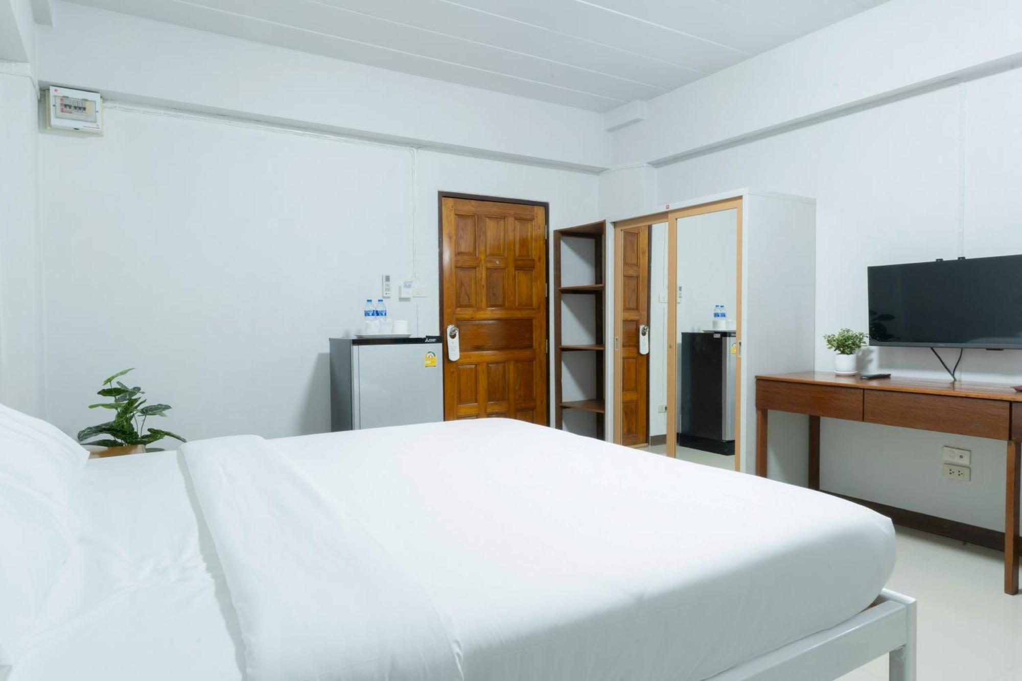 Nicha Residence Hotel Bangkok Exterior photo