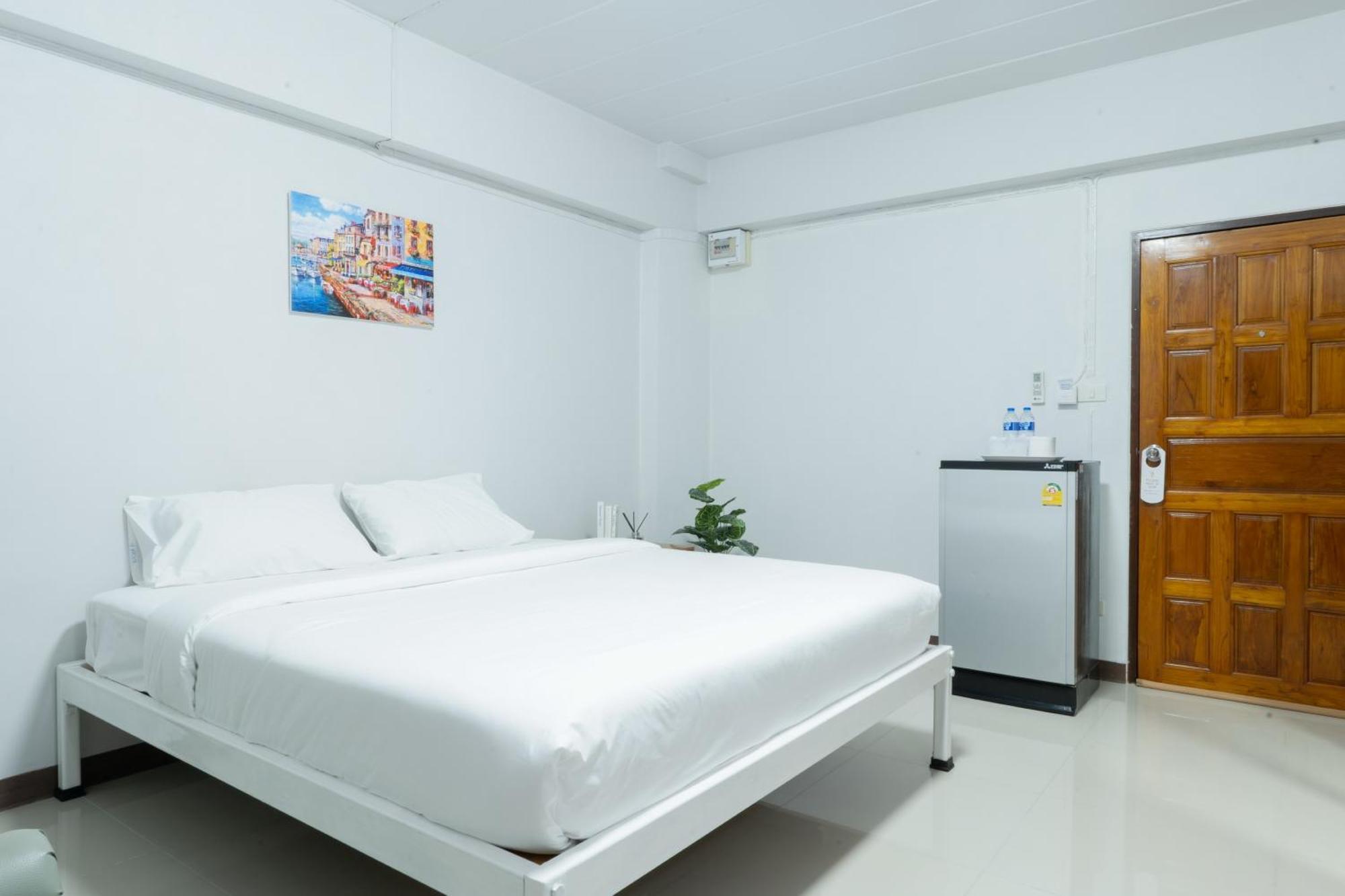 Nicha Residence Hotel Bangkok Exterior photo