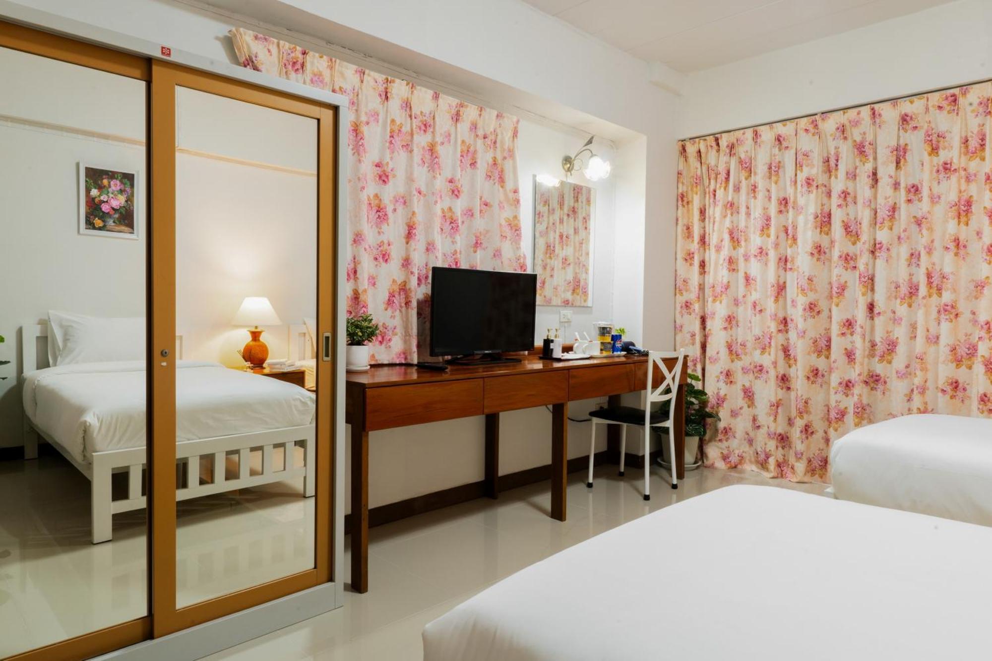 Nicha Residence Hotel Bangkok Exterior photo