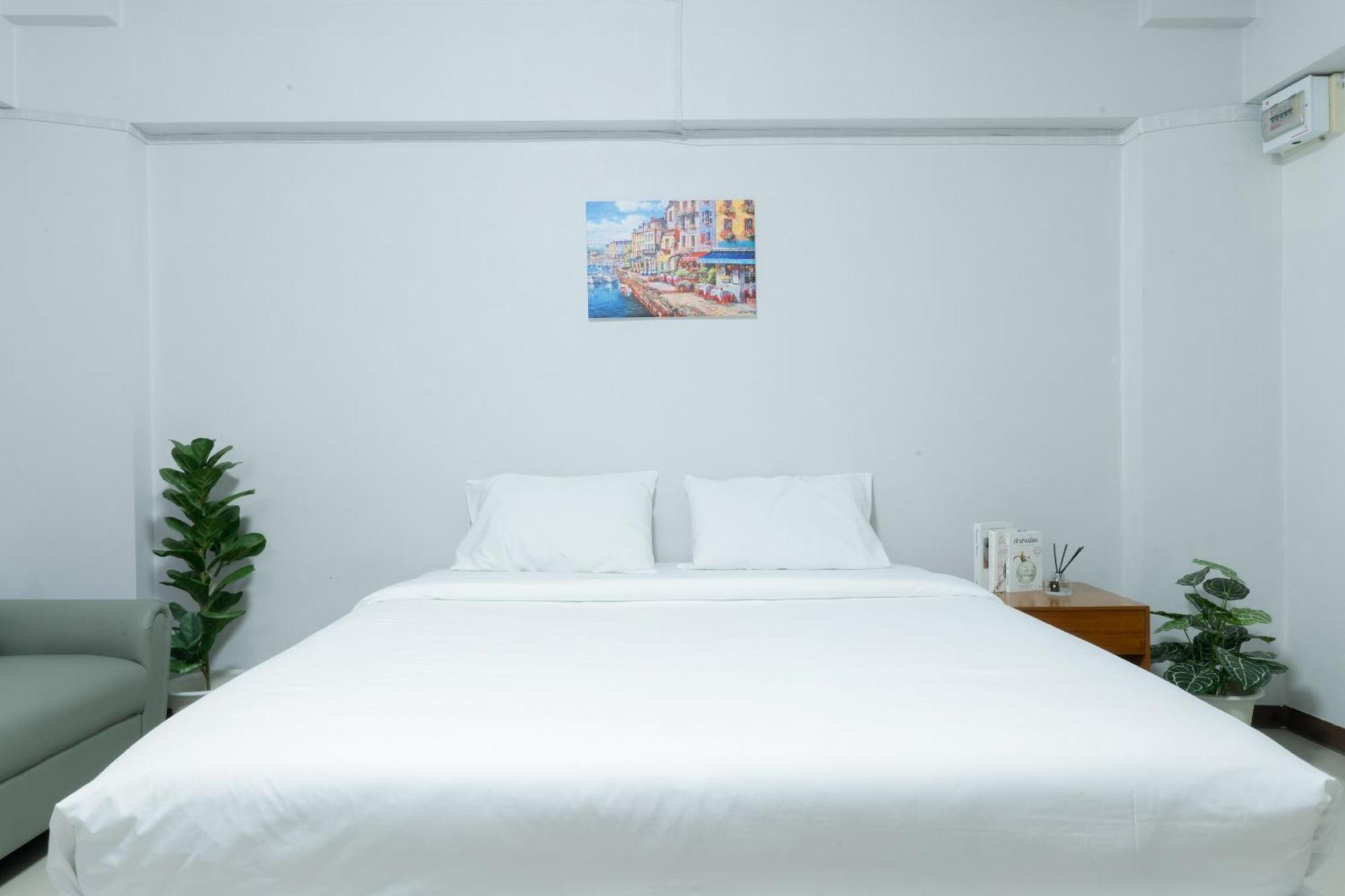 Nicha Residence Hotel Bangkok Exterior photo