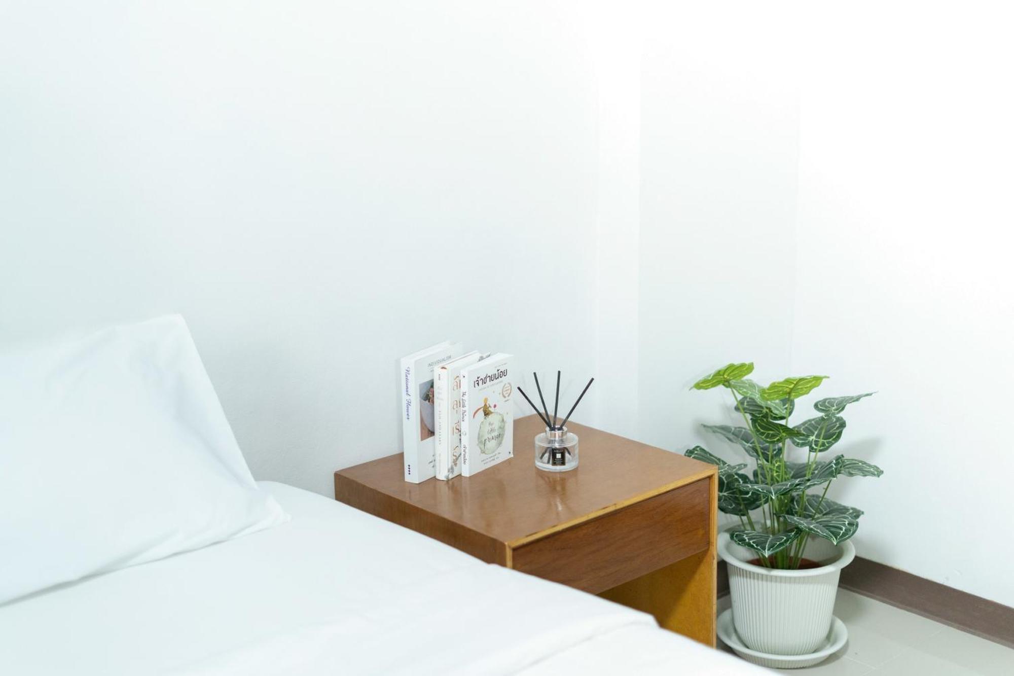 Nicha Residence Hotel Bangkok Exterior photo