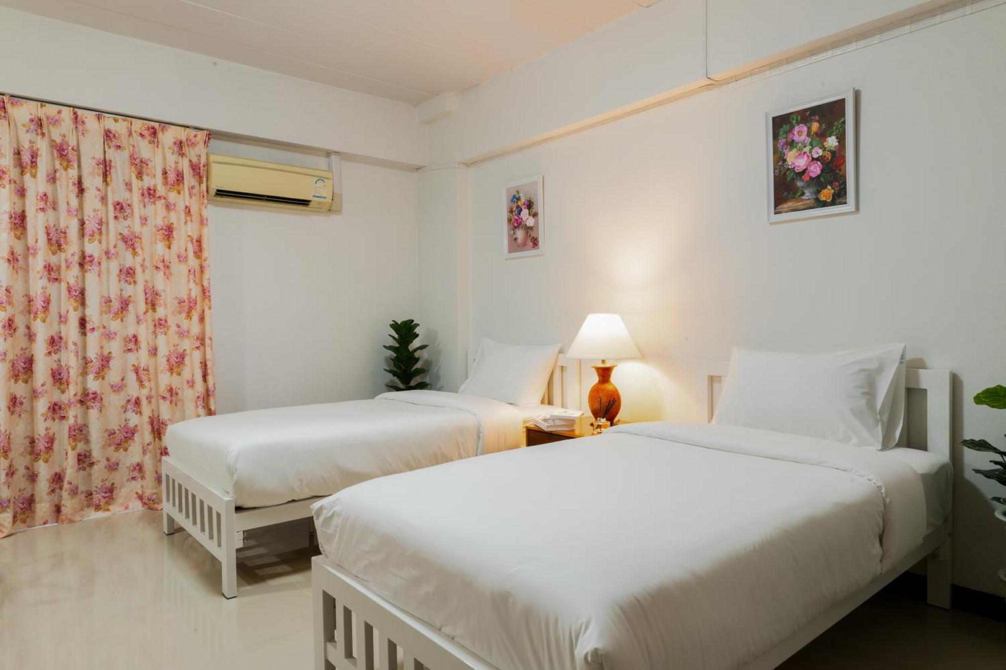 Nicha Residence Hotel Bangkok Exterior photo