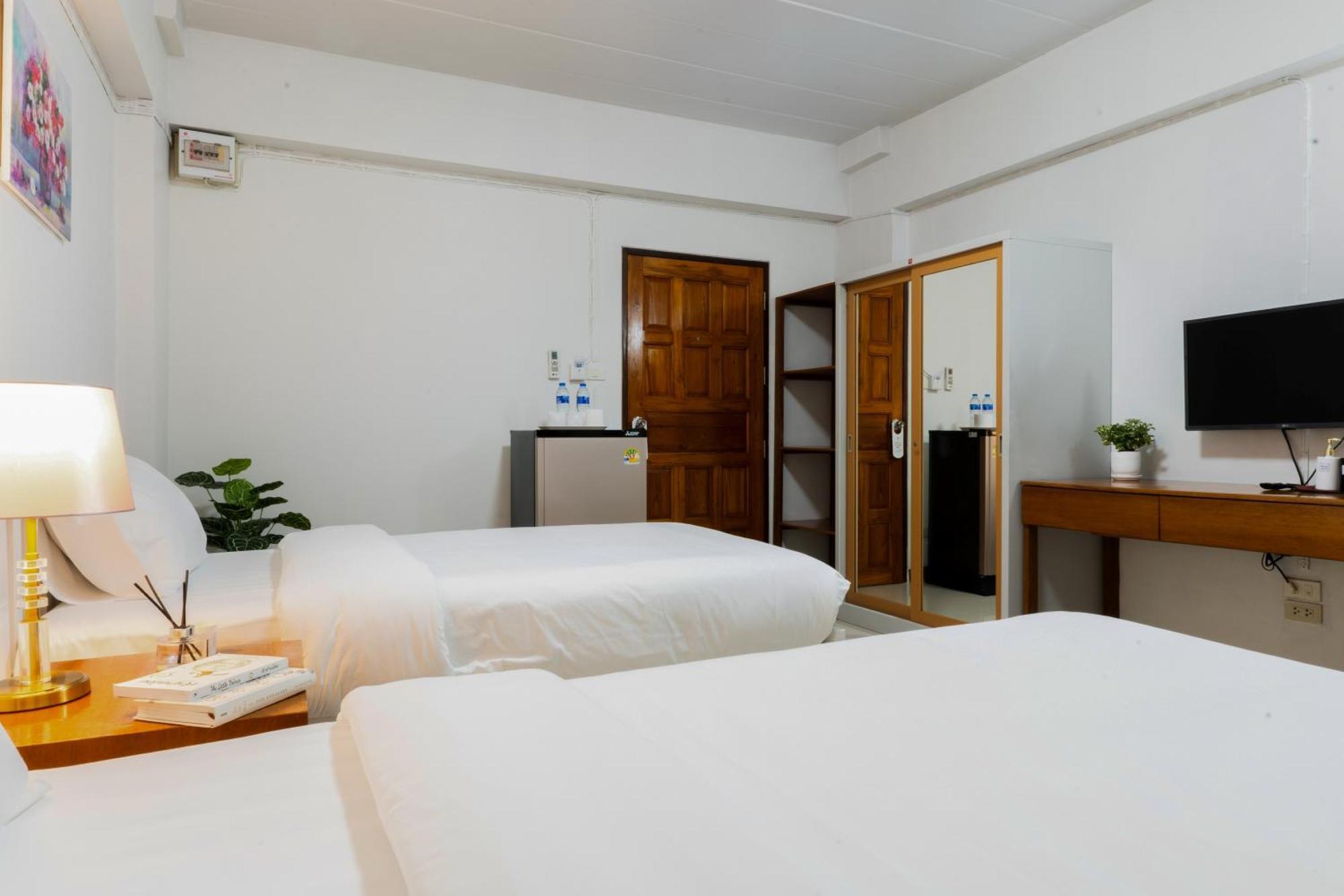 Nicha Residence Hotel Bangkok Exterior photo